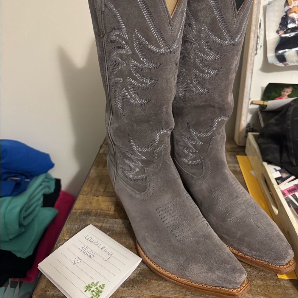 Size 9 Annie tecovas
Grey suede